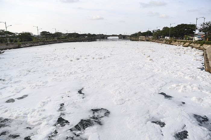 放水路に雪？　北ジャカルタ区
