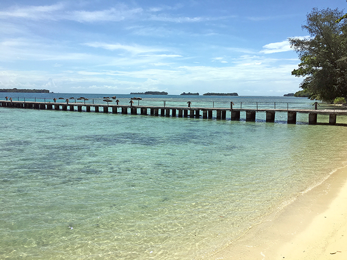 広がる透き通る海　パンタラ島　ジャカルタから２時間