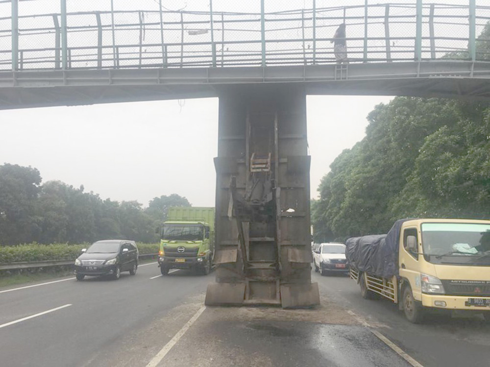 ダンプ、荷台引っ掛ける　メラック高速の歩道橋