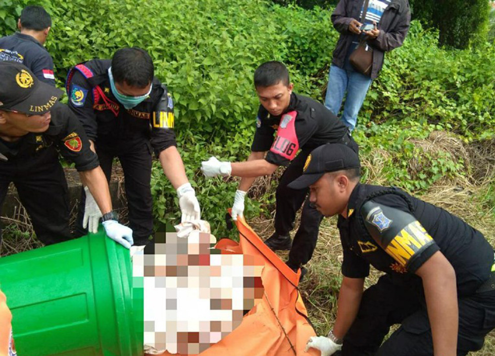 バケツから遺体　スラバヤ