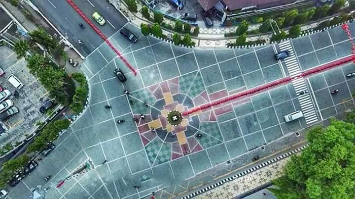 「十字架」デザインの車道　ソロ市庁舎前　批判受けて塗り替え
