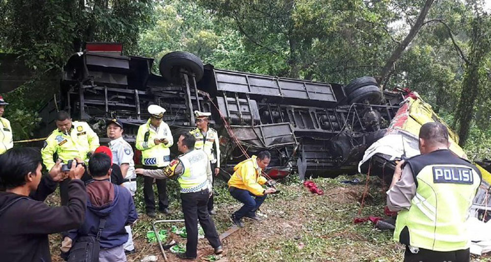 バス横転、７人死亡　チプララン高速道路