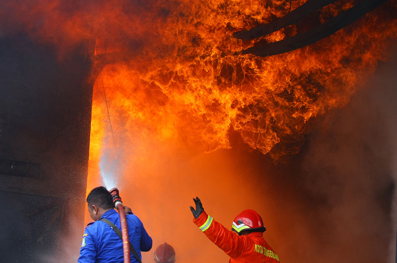 ▼マットレス工場で火事