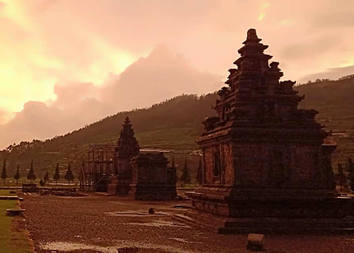 ヒンドゥーの神々が住む　寺院遺跡、湯煙、湖　中部ジャワディエン高原　
