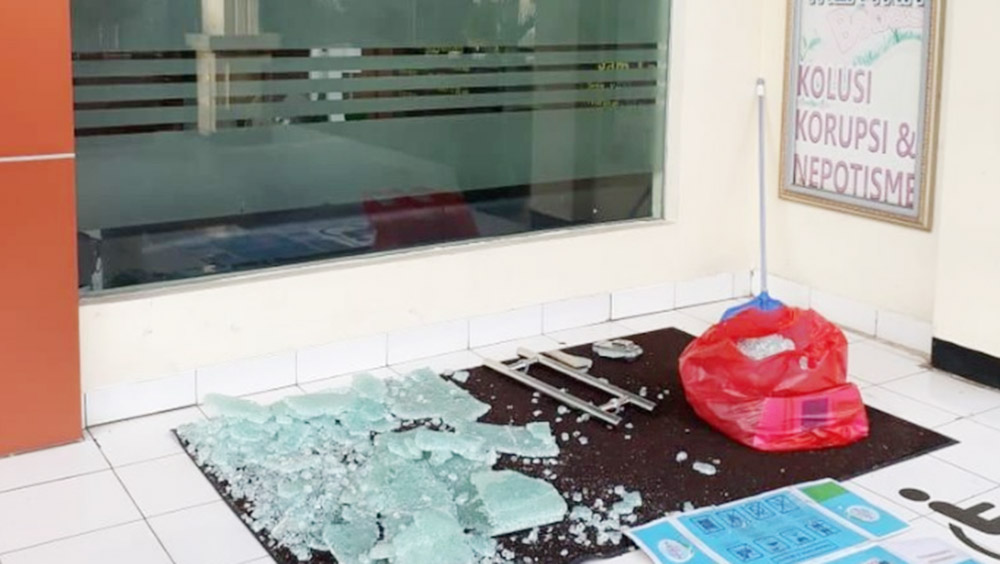   デポック地裁　窓ガラス破壊