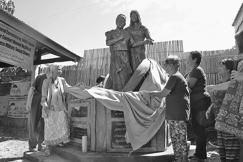 フィリピンに新たな慰安婦像　「世界の戦時性暴力を記憶」　観光地ボラカイの対岸