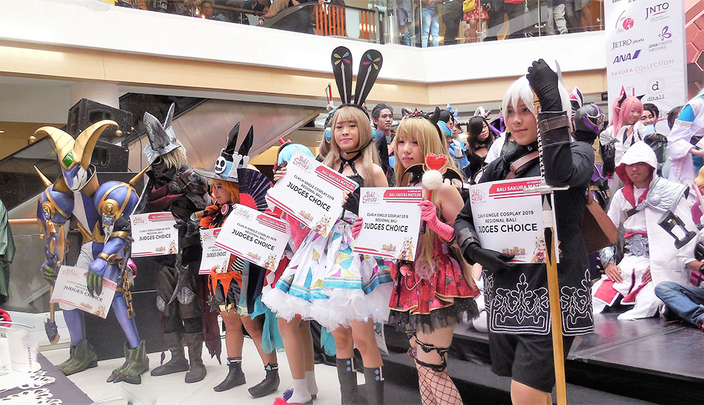 キャラになりきって　バリのコスプレワールド