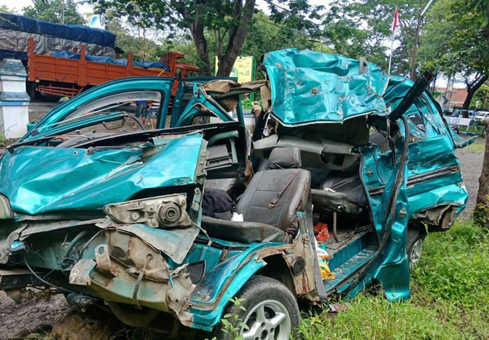 トラックがミニバンに衝突　２人死亡、９人がけが　東ジャワ州 