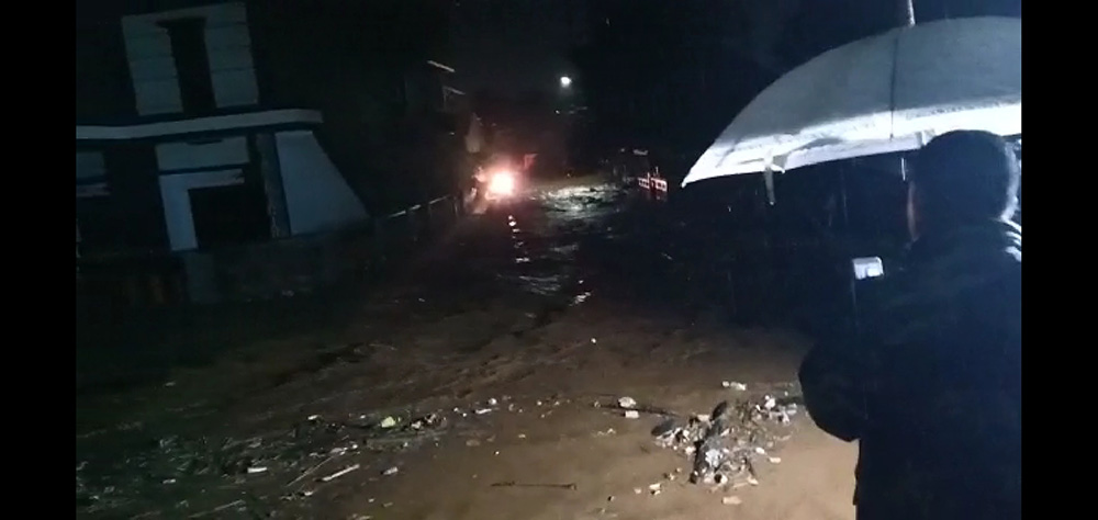 堤防決壊、３人死亡　西ジャワ・バンドン市