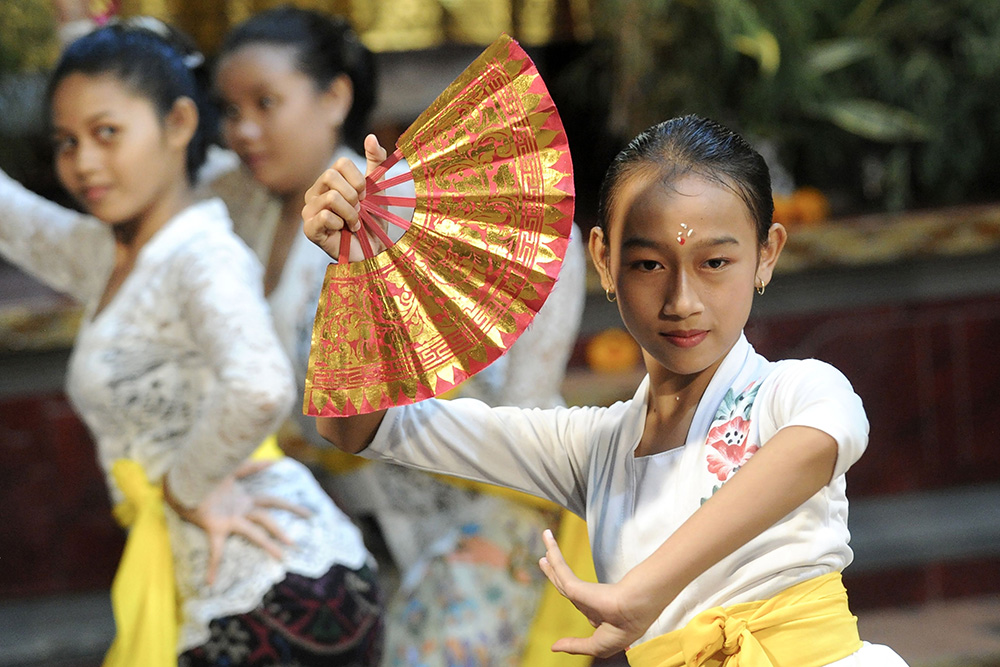 儀式で伝統の踊り　バリ・デンパサール