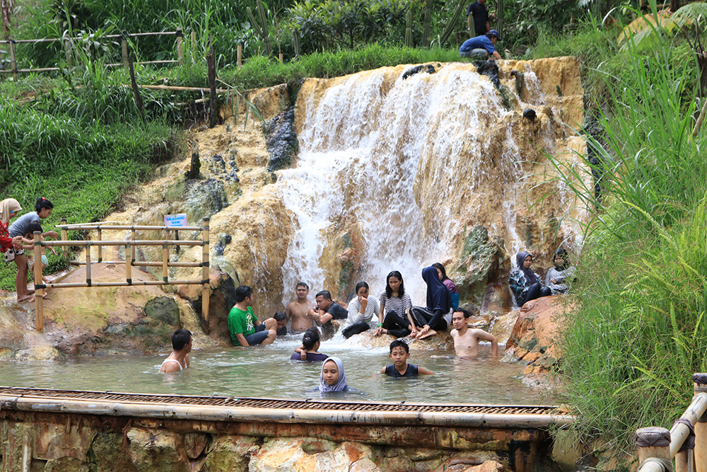 自然を肌で感じたい　 温泉と滝を１日で巡る　西ジャワ州西バンドン県  