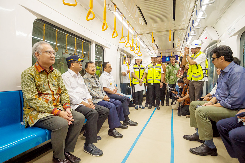 「10年で総距離200キロを」　カラ副大統領、ＭＲＴ試乗