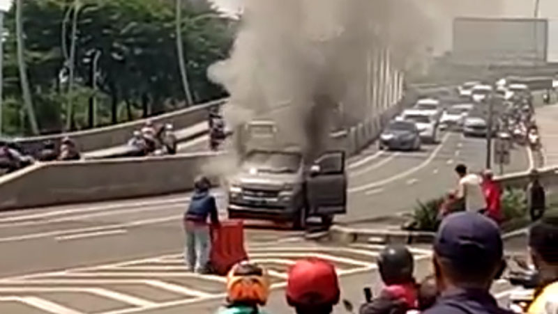 ▼ブカシ高架道路上で煙