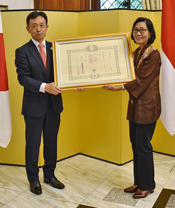 ディアさんに叙勲伝達　30年勤務の元現地職員　デンパサール総領事館