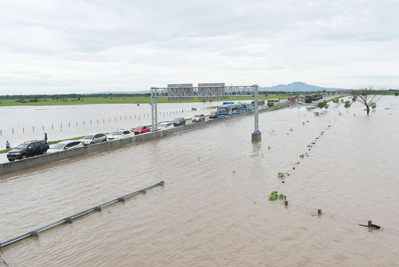 ▼冠水で高速道路が寸断