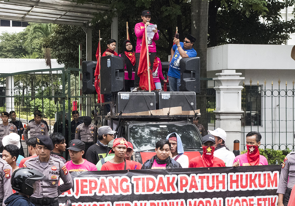 女性労働者ら抗議　ＫＳＰＢ