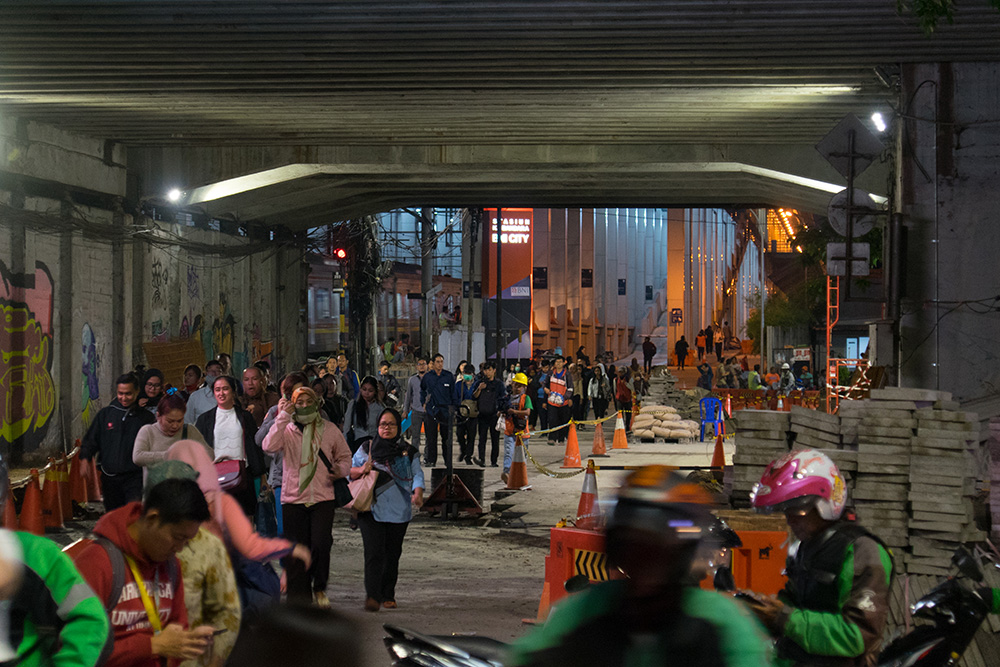 歩道整備で道路閉鎖　ＭＲＴ開業控え、拡充　国鉄スディルマン駅前