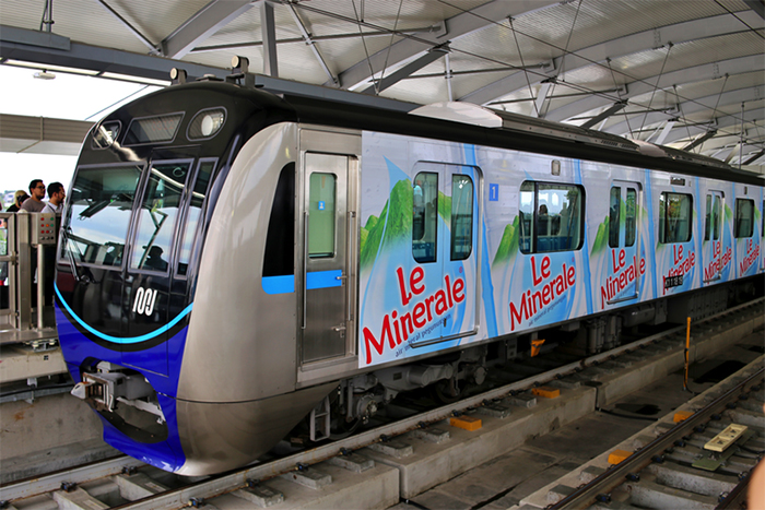 車体にミネラルウオーター　マヨラがＭＲＴに広告