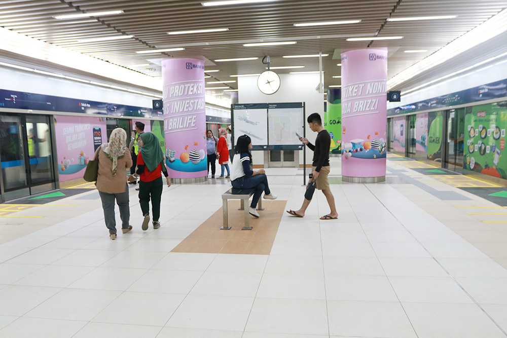 ホームにごみ箱なし　ＭＲＴ駅　飲食厳禁、罰金50万ルピア　