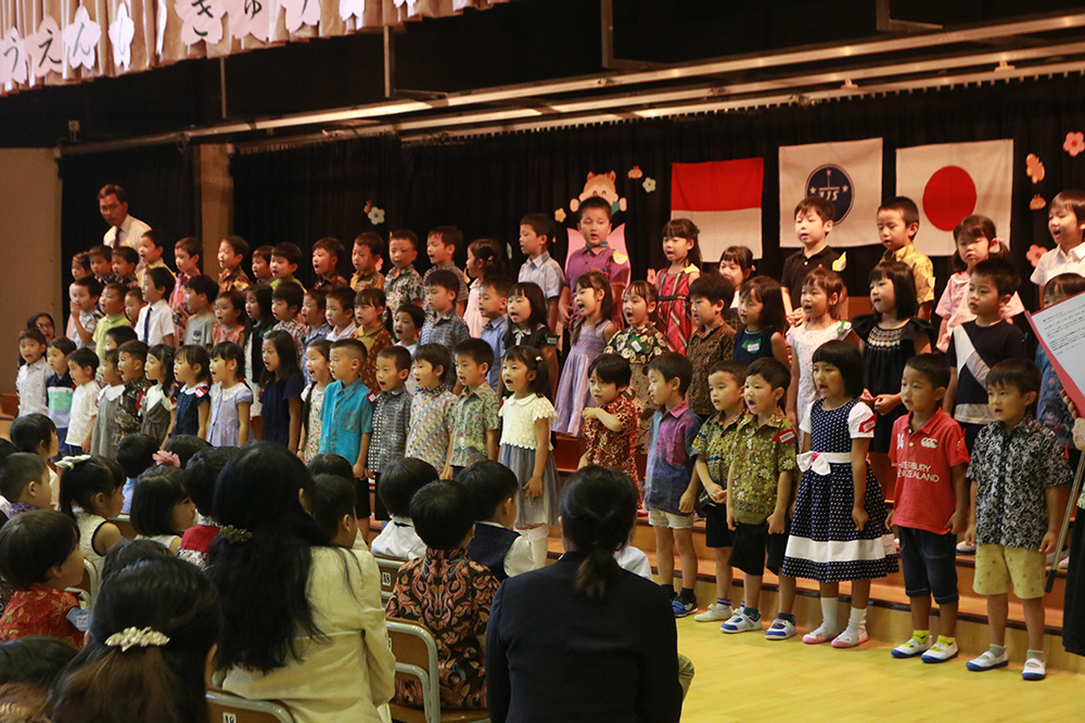 これから一緒に遊ぼうね　75人が仲間入り　ＪＪＳ幼稚部入園・進級式