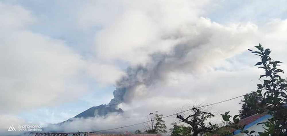 シナブン山噴火　北スマトラ州  煙2000メートル、数千人避難