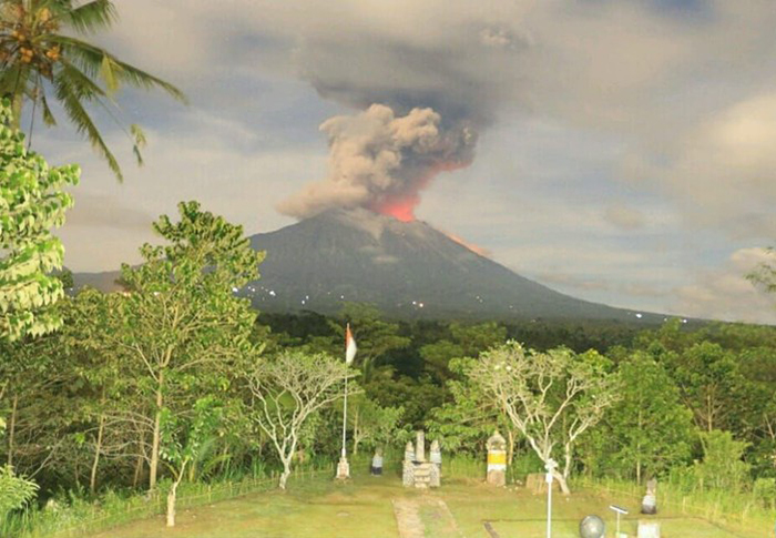 アグン山が噴火　14便が欠航