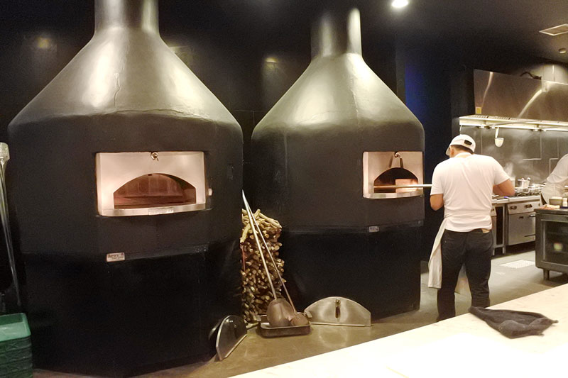 イタリアンが食べたい　大きなまきオーブン　バリ島クロボカン