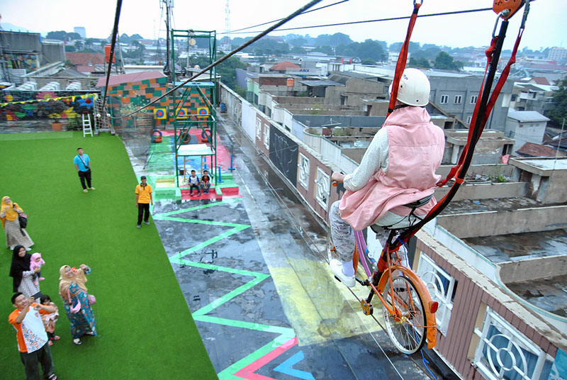 ▼空中で自転車を楽しむ