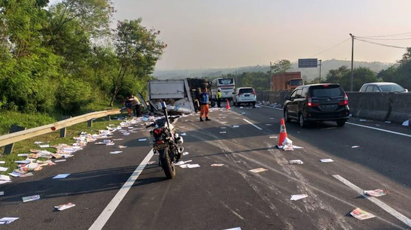 ▼高速道路に散らばる紙