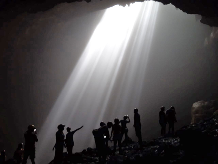 神秘の光のシャワー　ジョンブラン洞窟　絶賛、インスタ映え