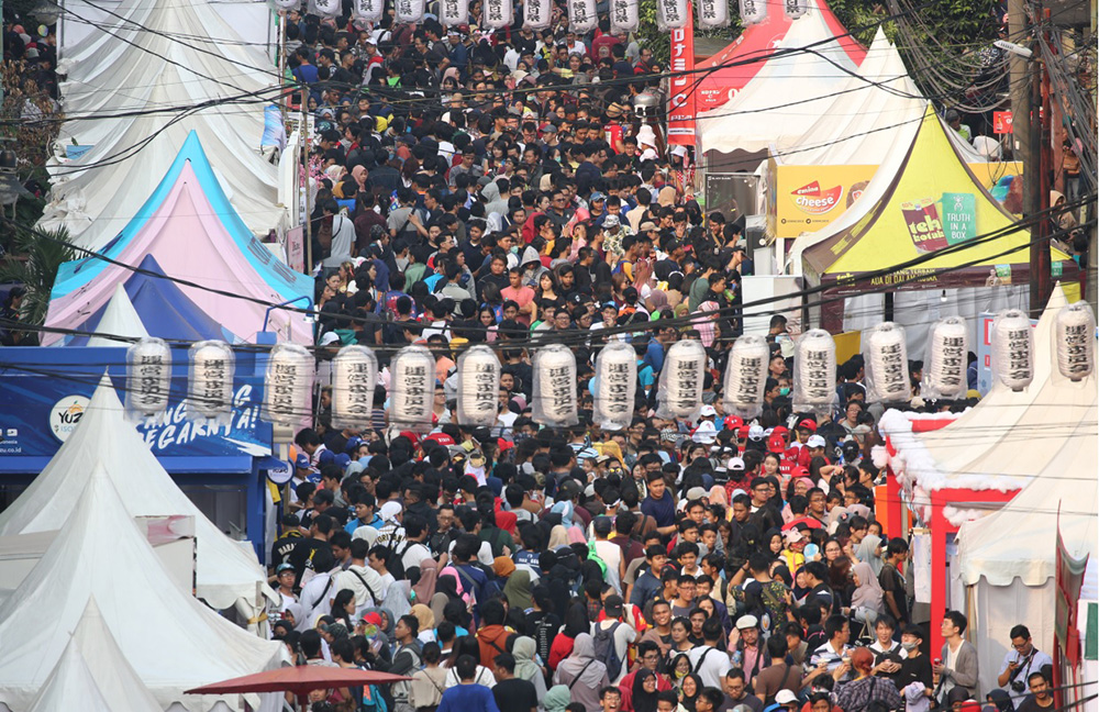 コスプレや殺陣に熱気　父子や日イで舞台に　ブロックＭ縁日祭  