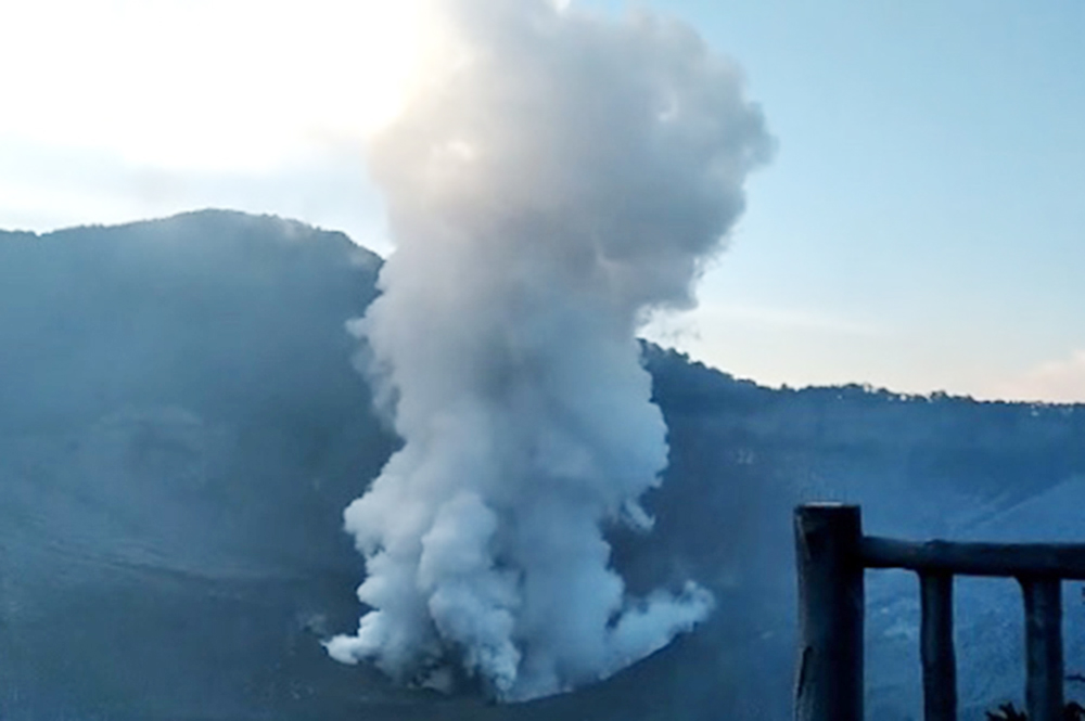 バンドンから北20キロ　タンクバン・パラフ山噴火　ホテルは平常通り