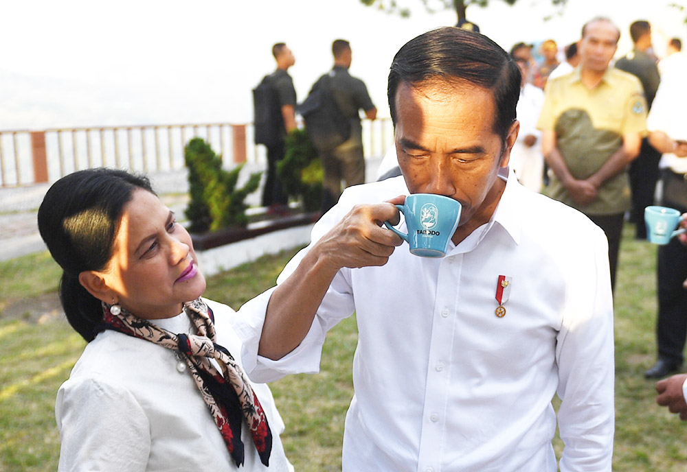 トバ湖でコーヒー一杯