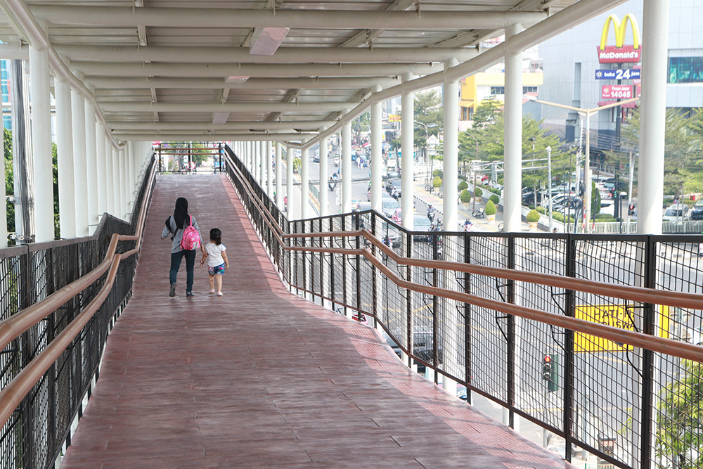 ＬＲＴとバス停が直結　スカイブリッジ供用開始