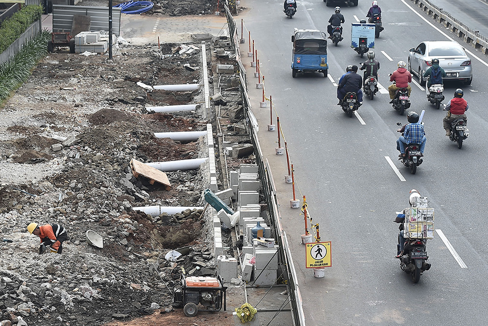 進む歩道拡幅工事　サレンバラヤ通り