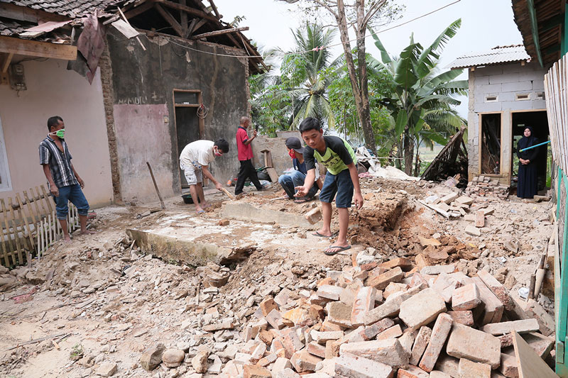 住居損壊、余震の恐怖　バンテン地震　眠れぬ夜過ごす住民