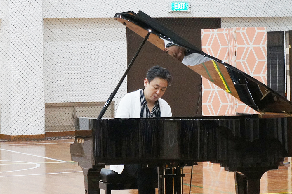 初の音楽鑑賞会開催　ＣＪＳ　ピアニスト横山さんが演奏