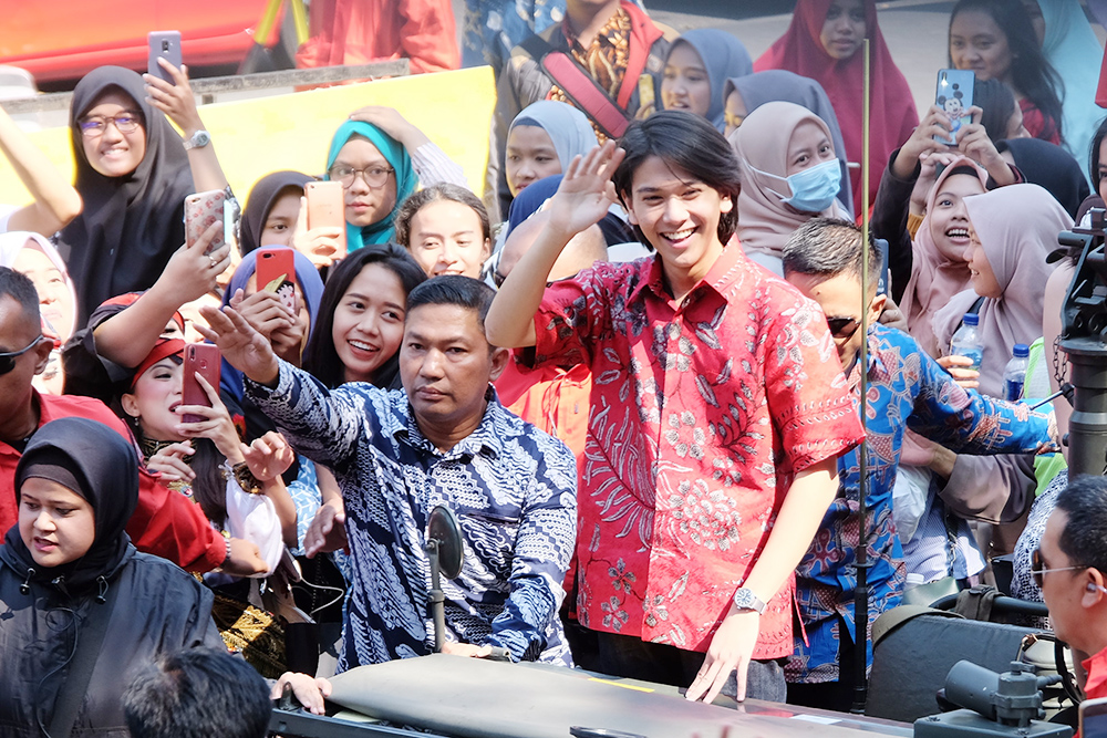 胸に迫る植民地の不条理　映画評「人間の大地」　光放つ女性の生き様