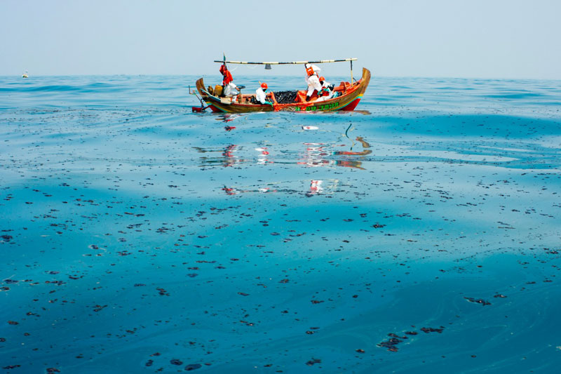 カラワン沖　744㌧の油回収　市民もボランティア