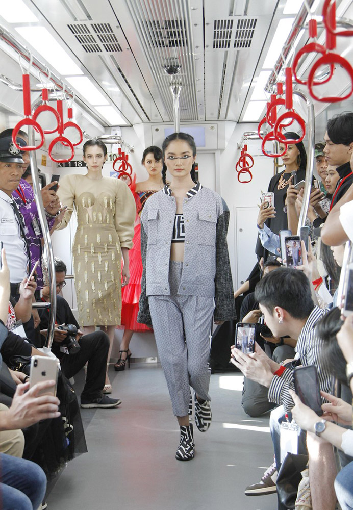 ＬＲＴでファッションショー　イベントとコラボ、16衣装を披露