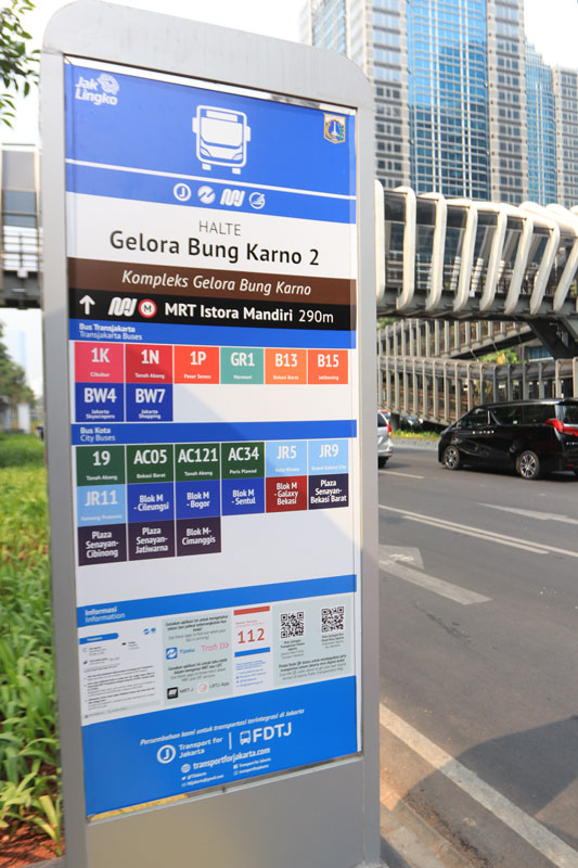 バス停留所に路線図　スナヤン　公共交通機関の利用促し