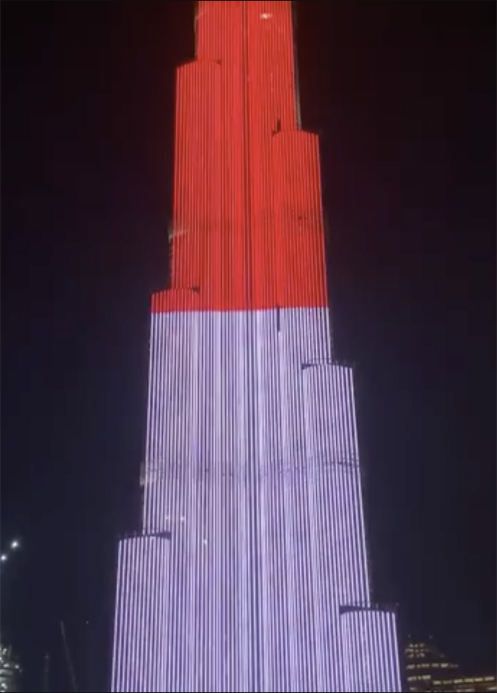 ▼世界一のビルに紅白旗 