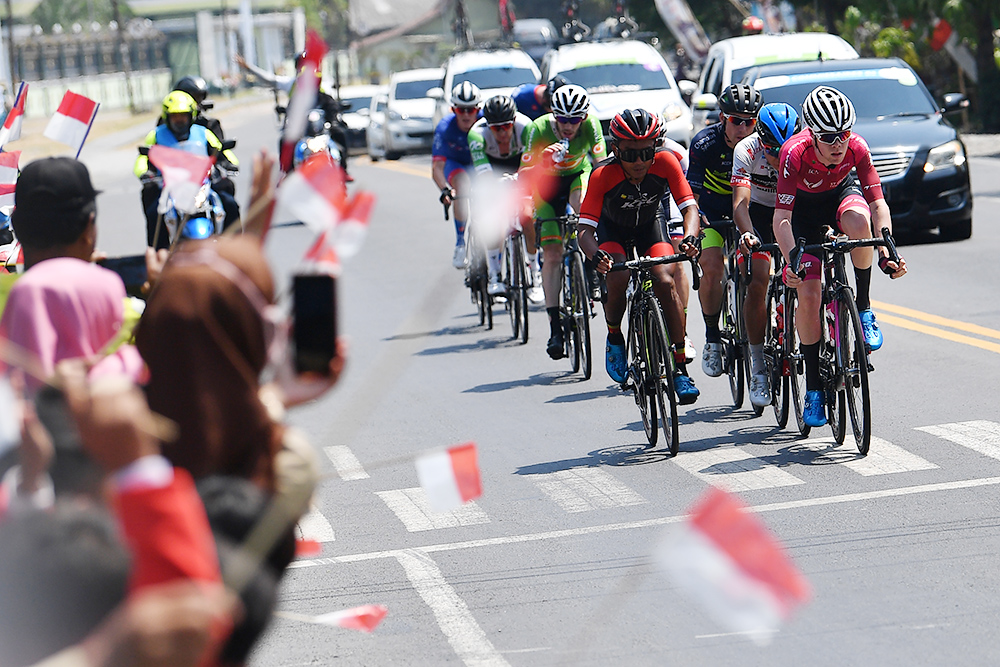 自転車レース開幕　ツール・ド・インドネシア