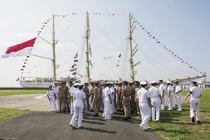 ビマ・スチ号　神戸で交流会　イ海軍練習帆船