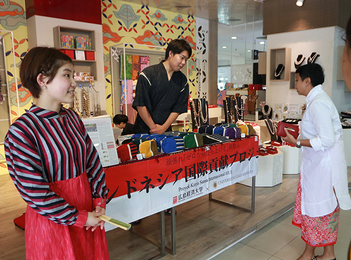 村のビジネス自立を支援　広島経済大の学生　サリナで工芸品販売
