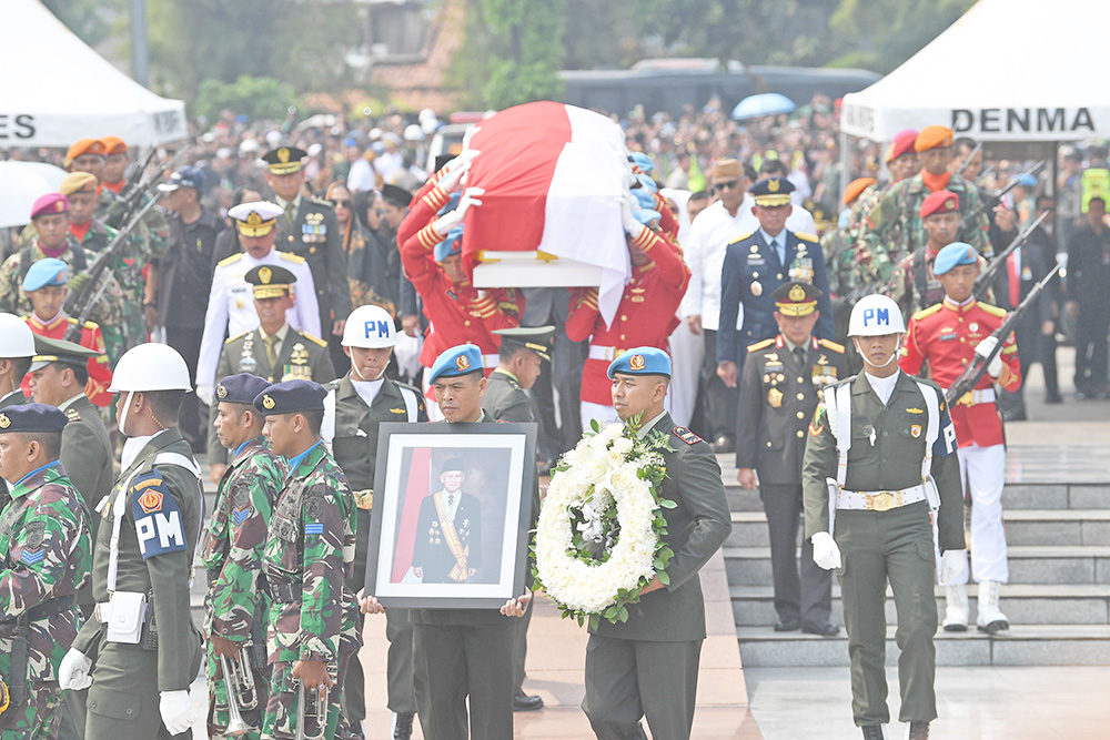 ハビビ氏  英雄墓地に埋葬　「未来への展望」 国民を鼓舞
