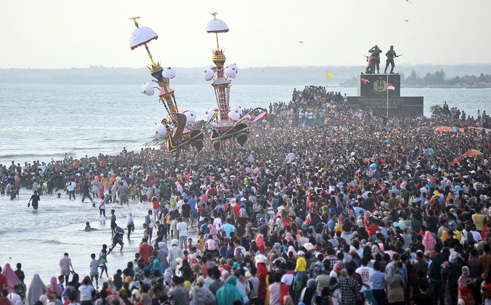 海岸に繰り出して祝う