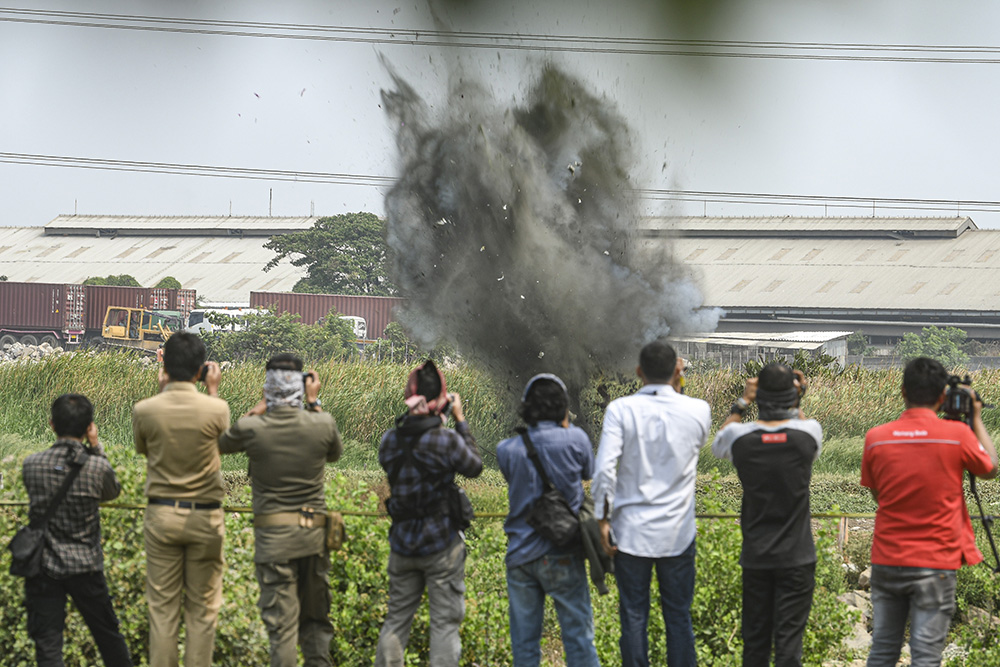 ネットで爆発物調達　過激派ら９人を逮捕　首都圏