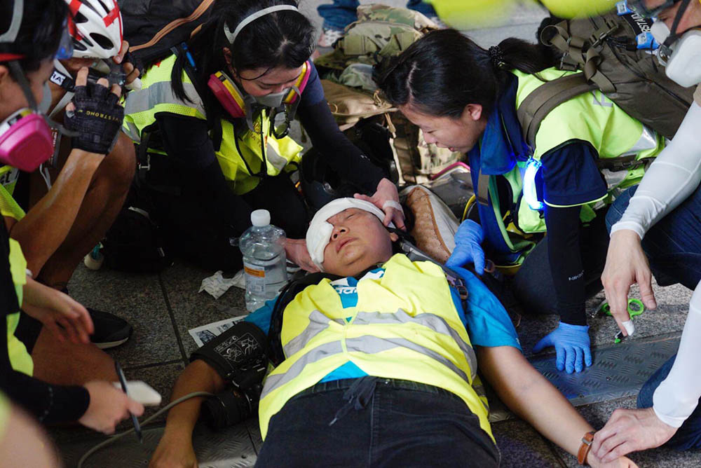 香港でイ人記者が負傷
