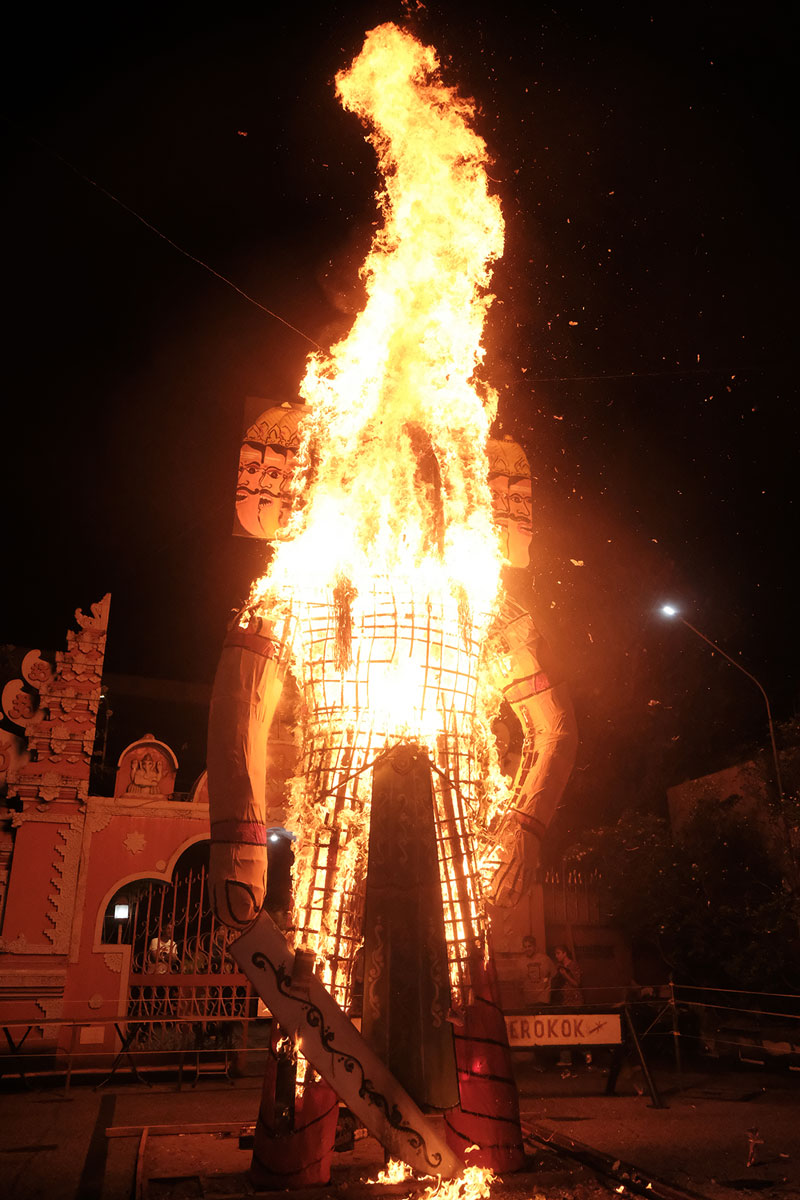悪魔の張りぼて炎上　北ジャカルタ　インドの祭りに300人